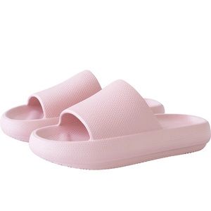 Extremely Comfy/Thick Sootheez Slippers Size 8.5-9